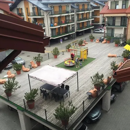 2 Miegamuju Kambariu Apartamentai Palangos Centre Su Vaiku Zaidimo Aikstele *
